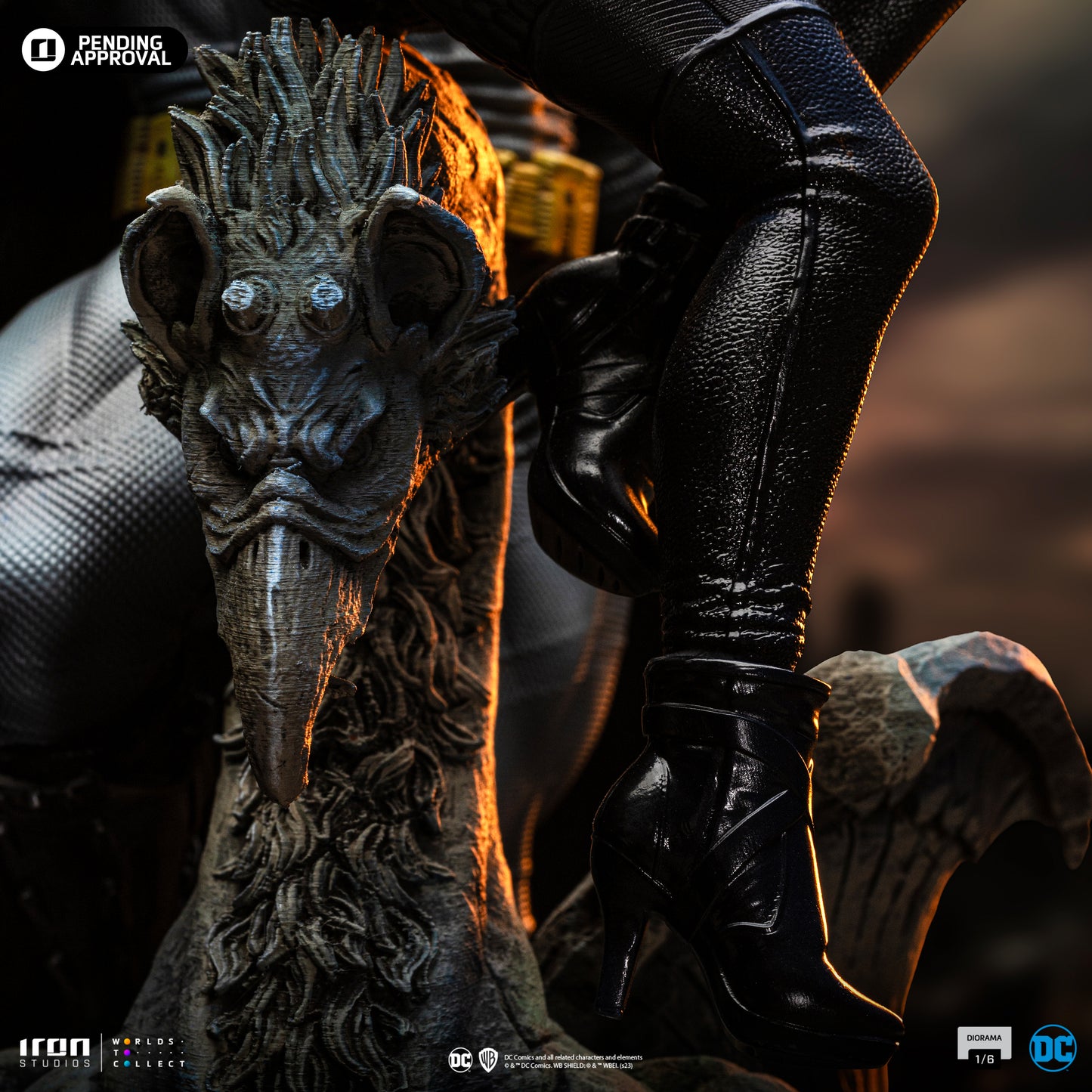 Batman and Catwoman Diorama 1/6 Scale Statue Pre-order