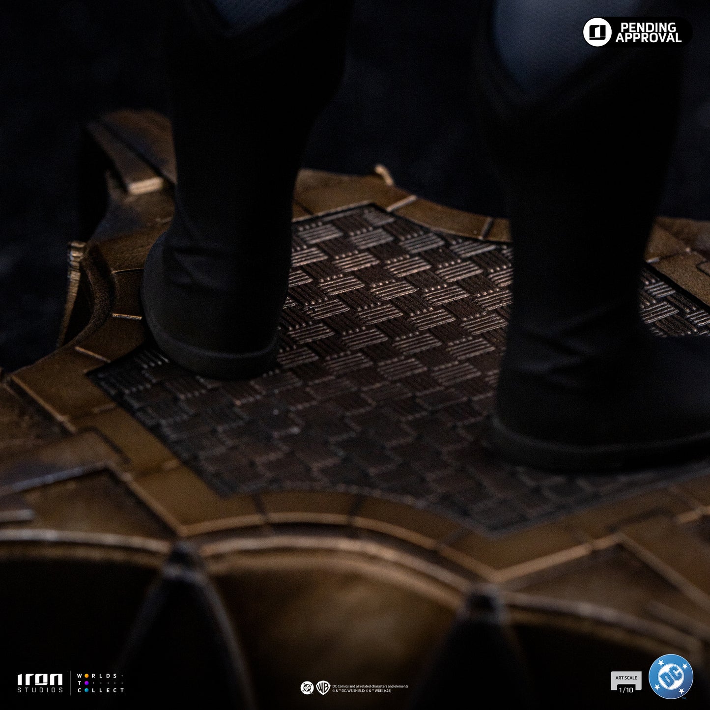 Batman Absolute DC Comics 1/10 Scale Statue Pre-order