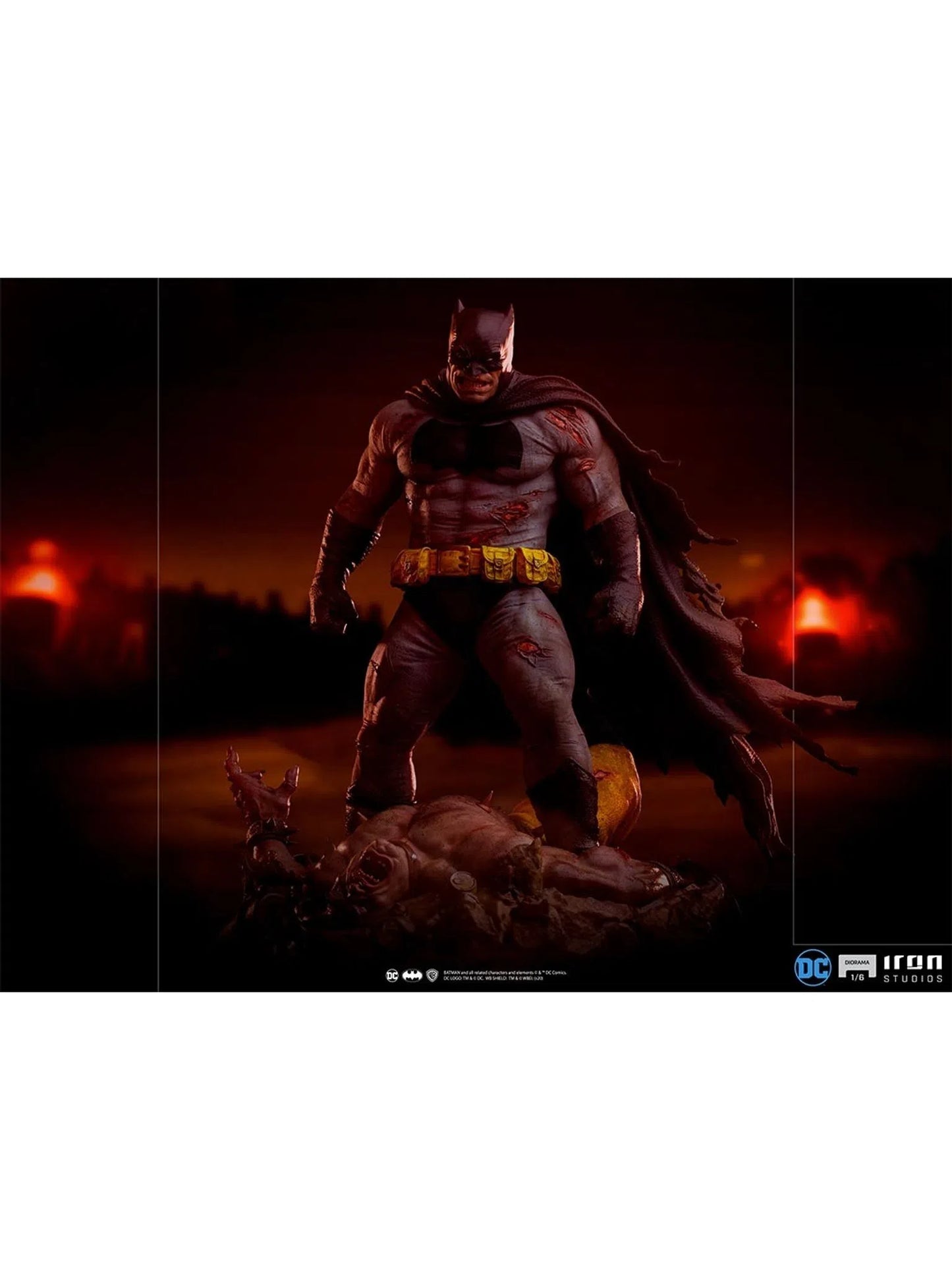 Batman Dark Knight Returns 1/6 Scale Statue
