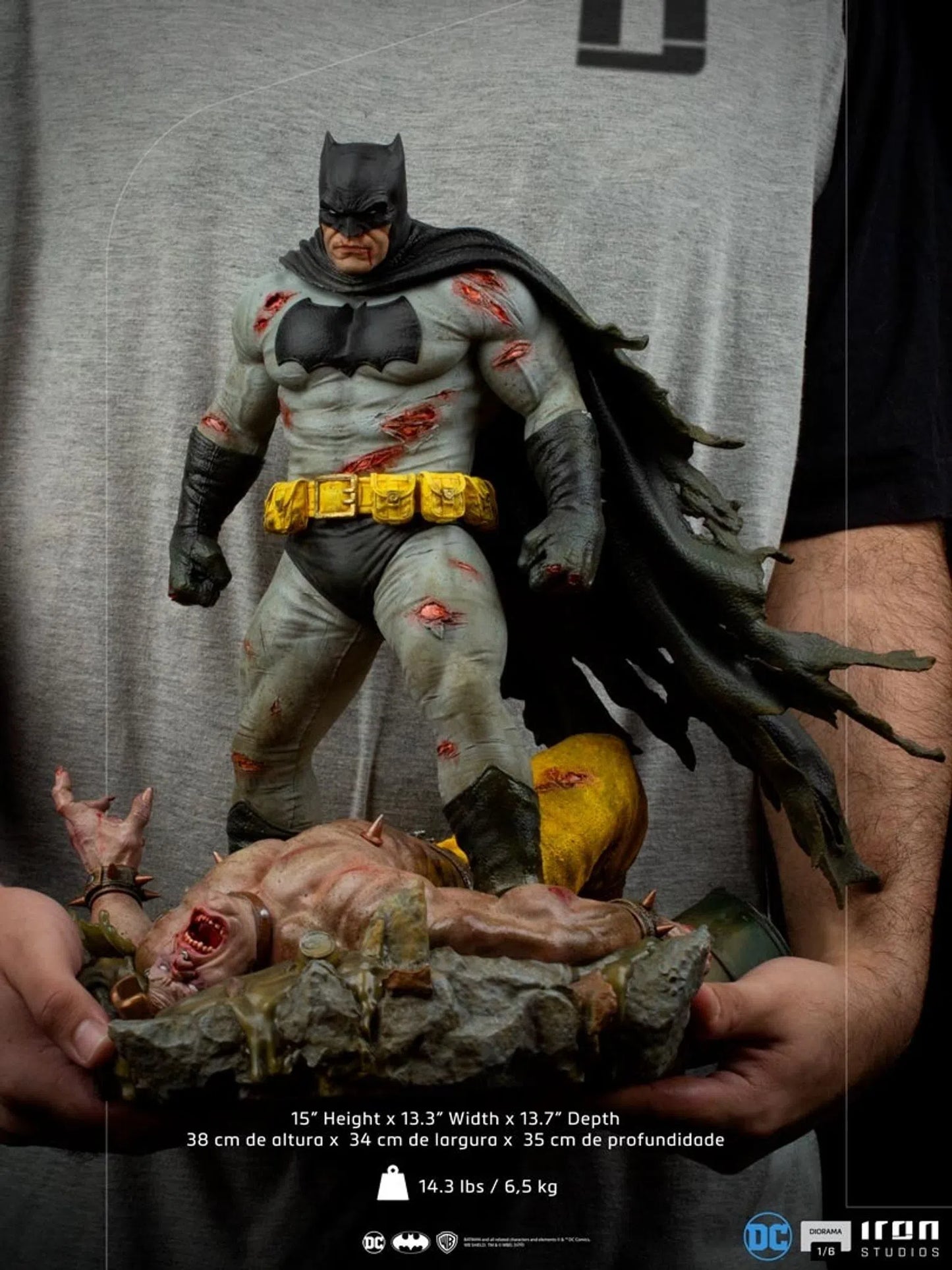 Batman Dark Knight Returns 1/6 Scale Statue