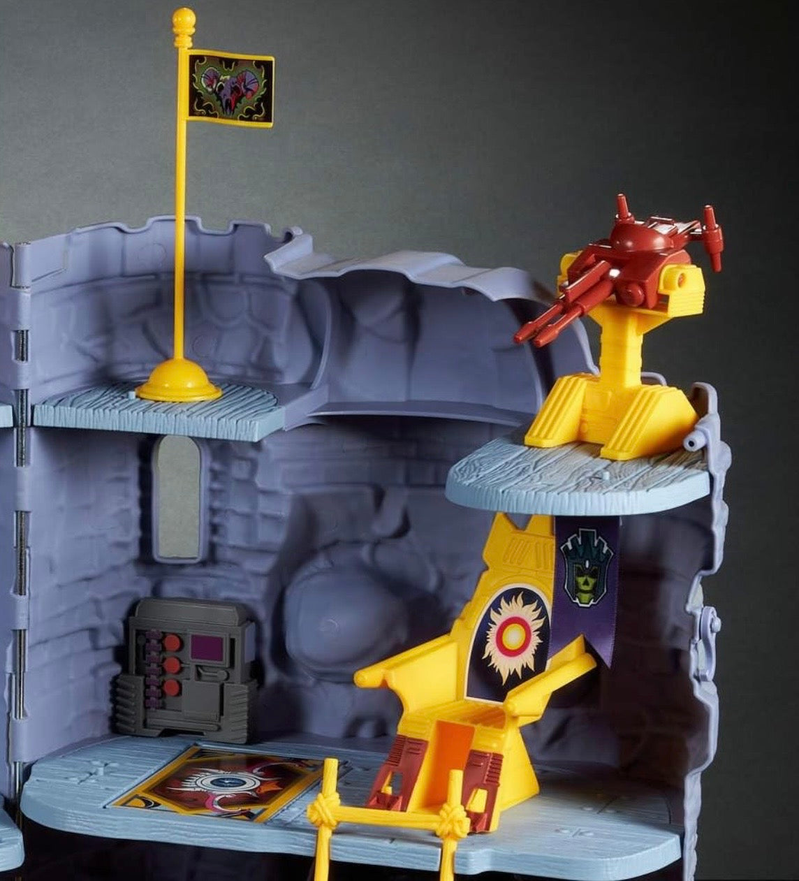 Masters of The Universe Vintage Castle Grayskull Playset with Display Mat & Spaceman Figure, Jawbridge & Other Features & Accessories (Amazon Exclusive)